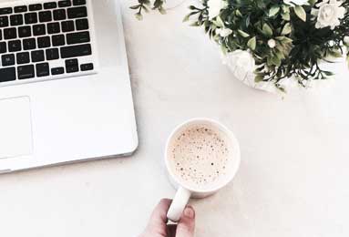 新余大巴司机分心玩脱，护栏拦不住，整车翻个底朝天，乘客经历现实版速度与激情！