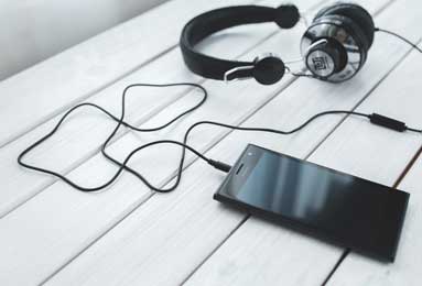 陕西师范大学【王萌萌】，被大叔pua微信调教，狗链乳环户外露出，穿上情趣内衣被花样猛操嫩穴 ！