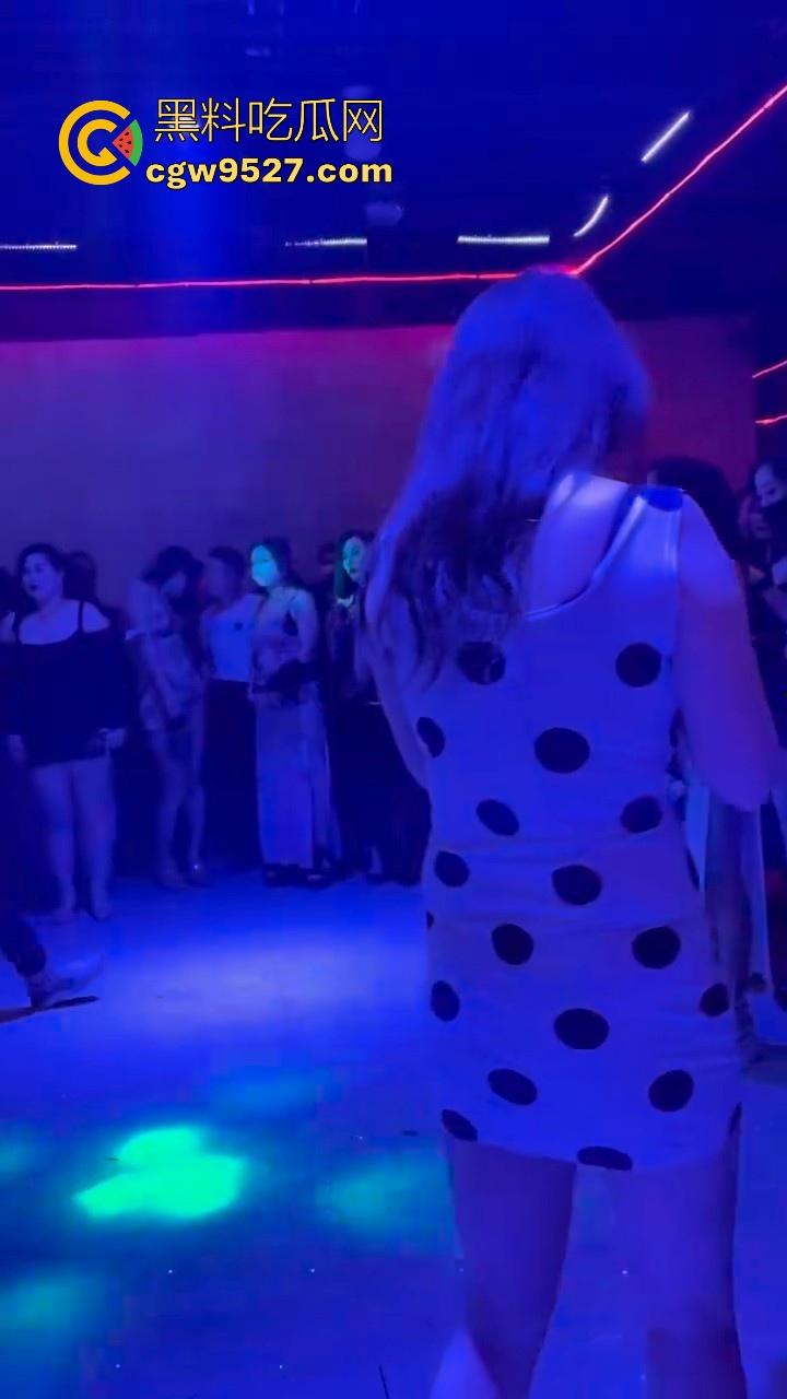 男人的天堂！中国男人必打卡圣地，莎莎舞舞厅，性感少妇任君挑选，刺激体验摸奶抠穴，此生必去圣地！