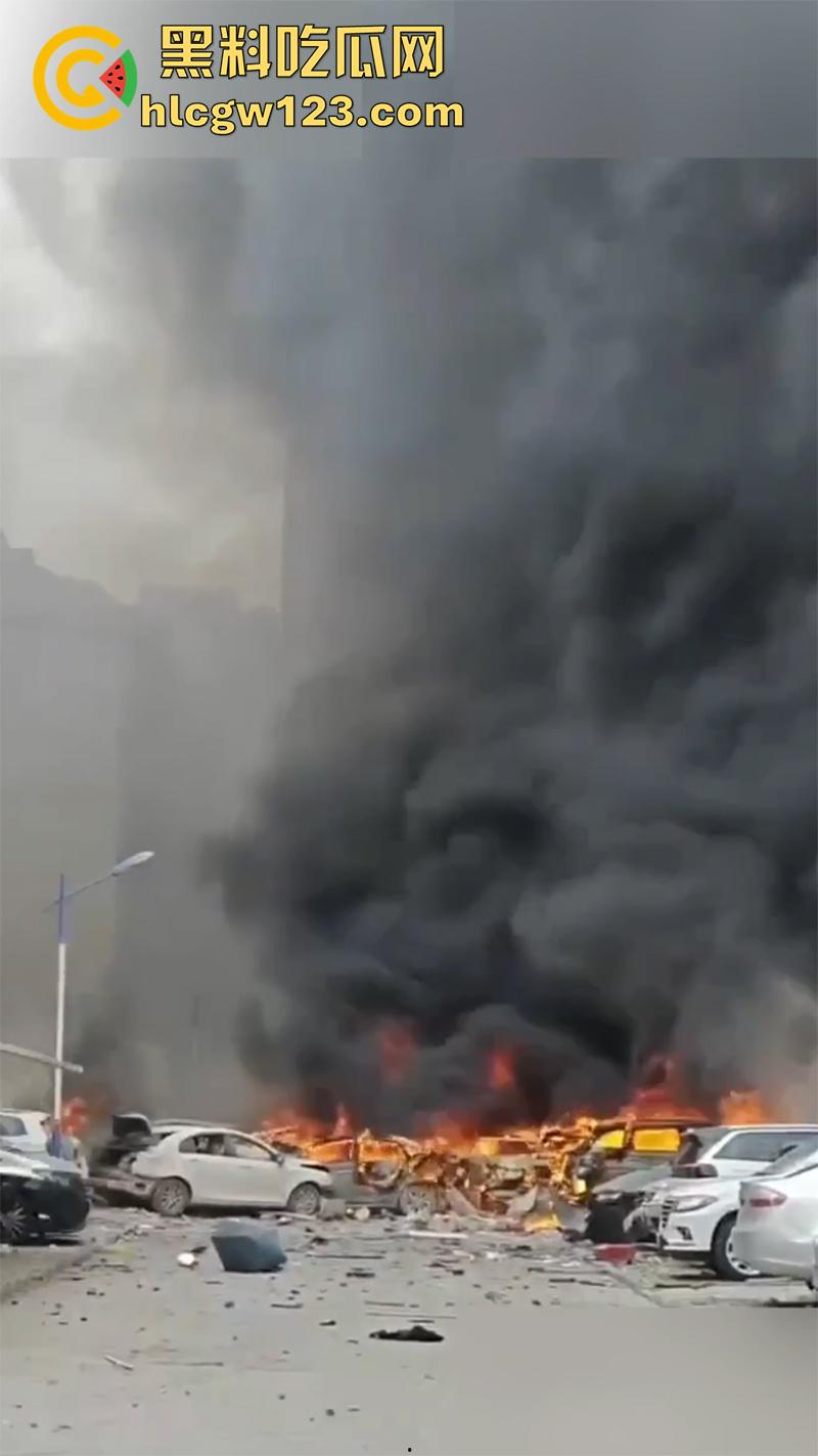 山西太原小区爆炸事故,丰景佳园小区事故现场,大妈这发型也太搞笑了,像是动画里被屁崩了!-7