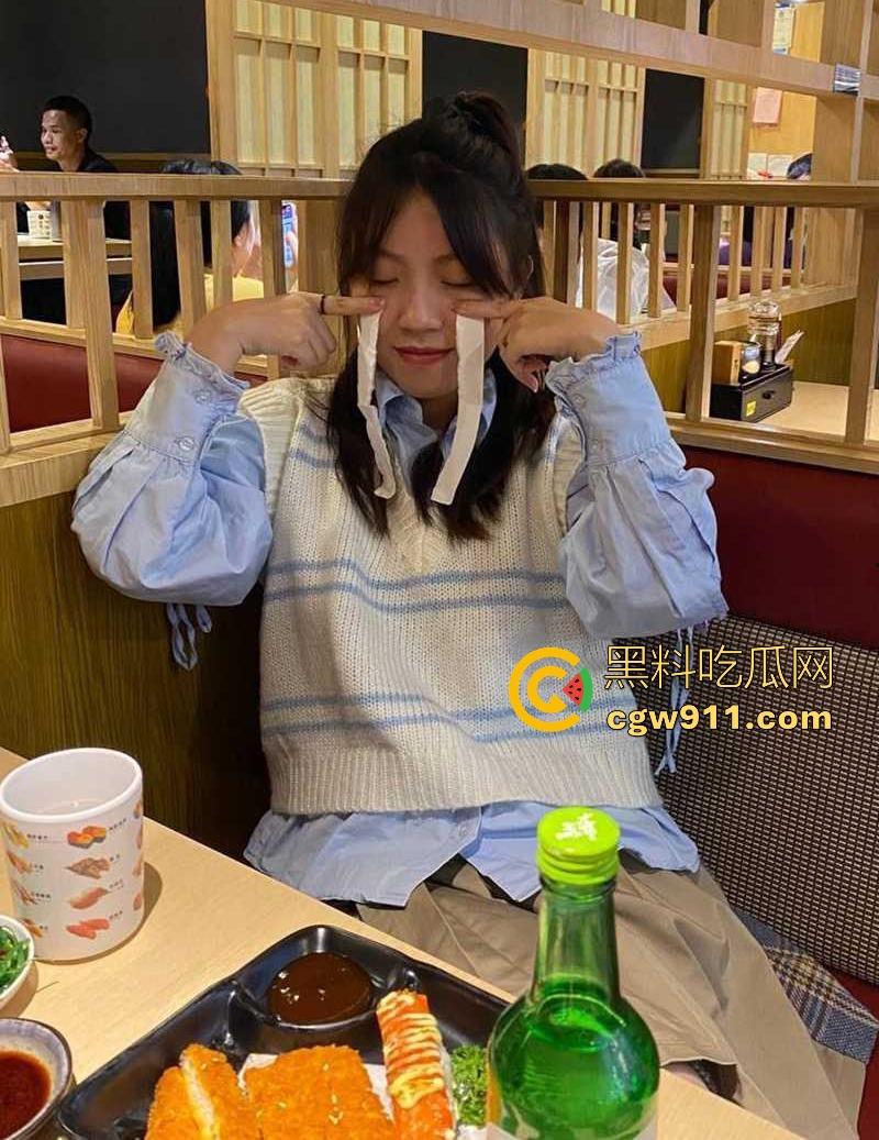 山东清纯萝莉【陆颖】情趣装做爱流出,被包养成淫荡性宠,可爱萝莉戴狗链穿情趣皮裙,花式爆操太尼玛得劲了!-3