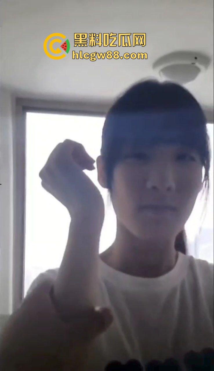 福清卫校饥渴反差女高偷尝禁果,与男朋友在教学楼楼梯口交吃鸡,不得劲还脱裤子吸吮肉棒!-4