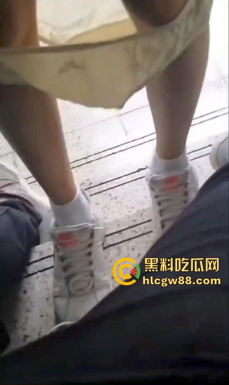 福清卫校饥渴反差女高偷尝禁果,与男朋友在教学楼楼梯口交吃鸡,不得劲还脱裤子吸吮肉棒!-8