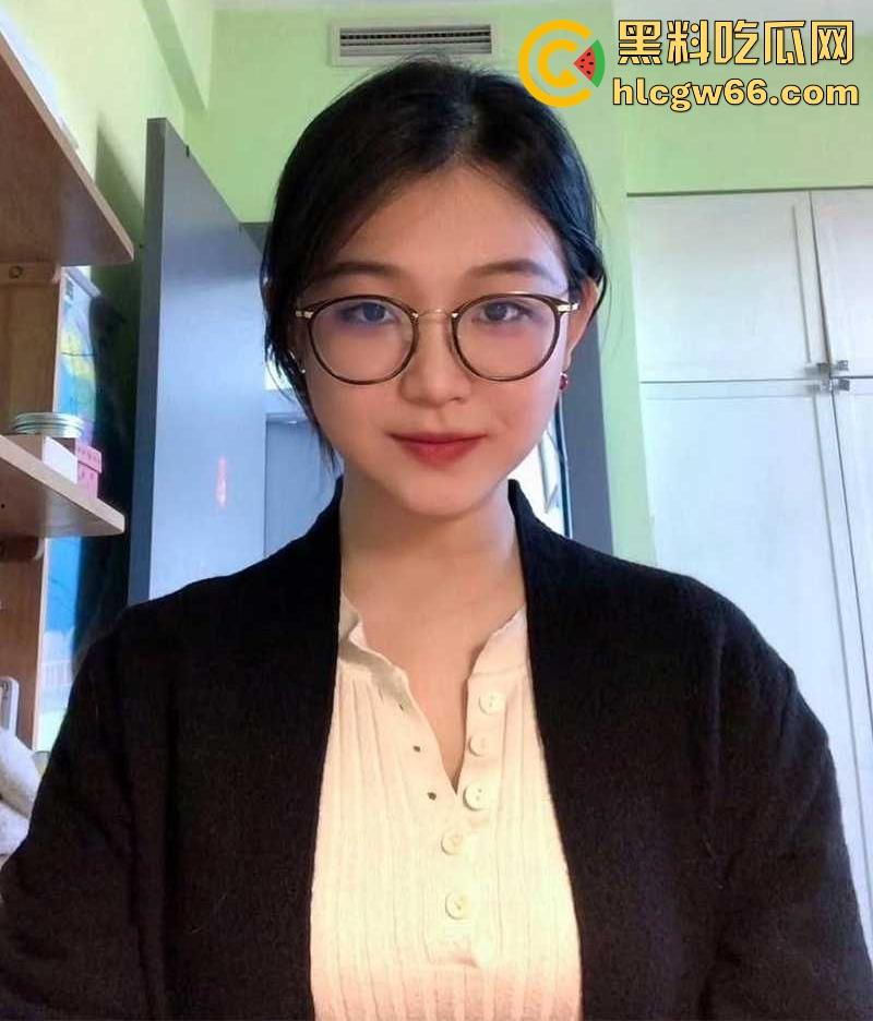 四川微胖巨乳【吴馨欣】身材完美床技高超小母狗 被绿帽男友和好兄弟前后夹击 双洞齐开