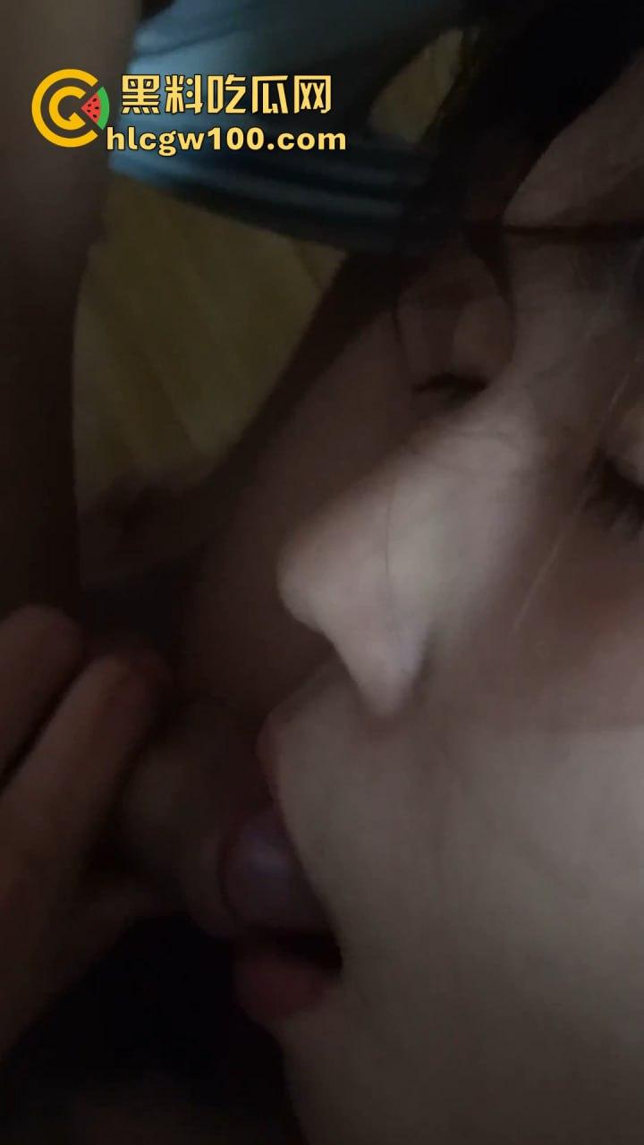 兰州大学反差母狗【李妍柔】调教视频曝光,调教成了吃鸡好手 鸡巴套子,内容劲爆!!-15