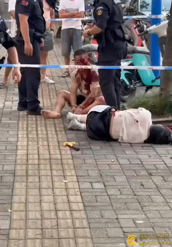 自古奸情出人命，佛山章柃小区已婚少妇偷情被当场抓奸，原配老公直接持刀砍杀两人，街头弥漫着血腥味。-4