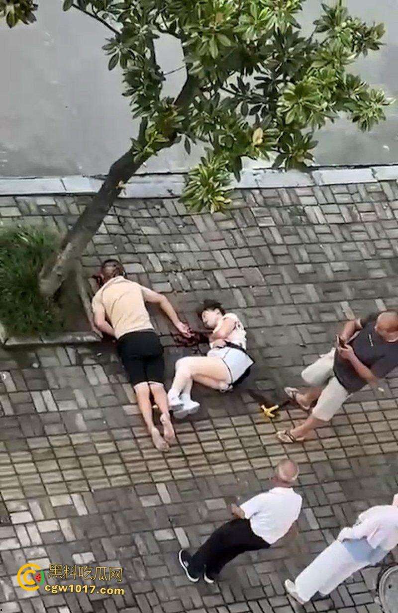 自古奸情出人命，佛山章柃小区已婚少妇偷情被当场抓奸，原配老公直接持刀砍杀两人，街头弥漫着血腥味。-5