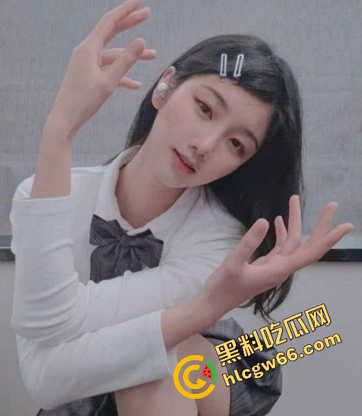 湛江遂溪高中艺术楼惊现野战现场,高三骚妹光腚骑在身上操,门缝偷拍啪啪实录传疯全校!-5