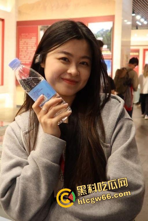 重庆骚货黄毛妹重口翻天操作曝光,肥美肉臀扩阴塞橘子,骚穴大开吃果粒,果汁流逼喷脸,这尼玛是人能玩的?-10