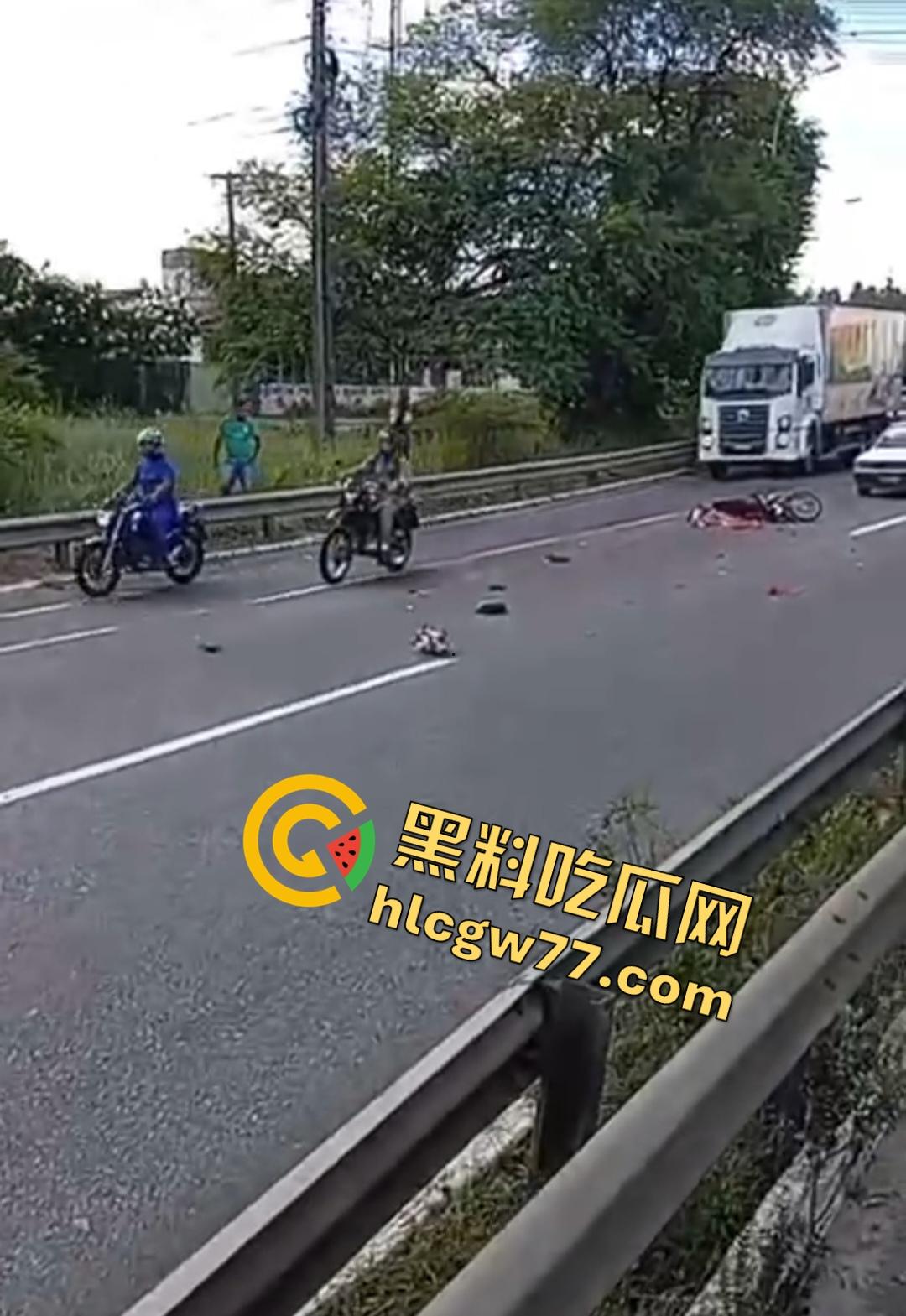 巴西若昂佩索阿摩托车手脸撕裂头断身碎！血腥车祸脸直接撕裂开，路人还想上去捡肾脏！