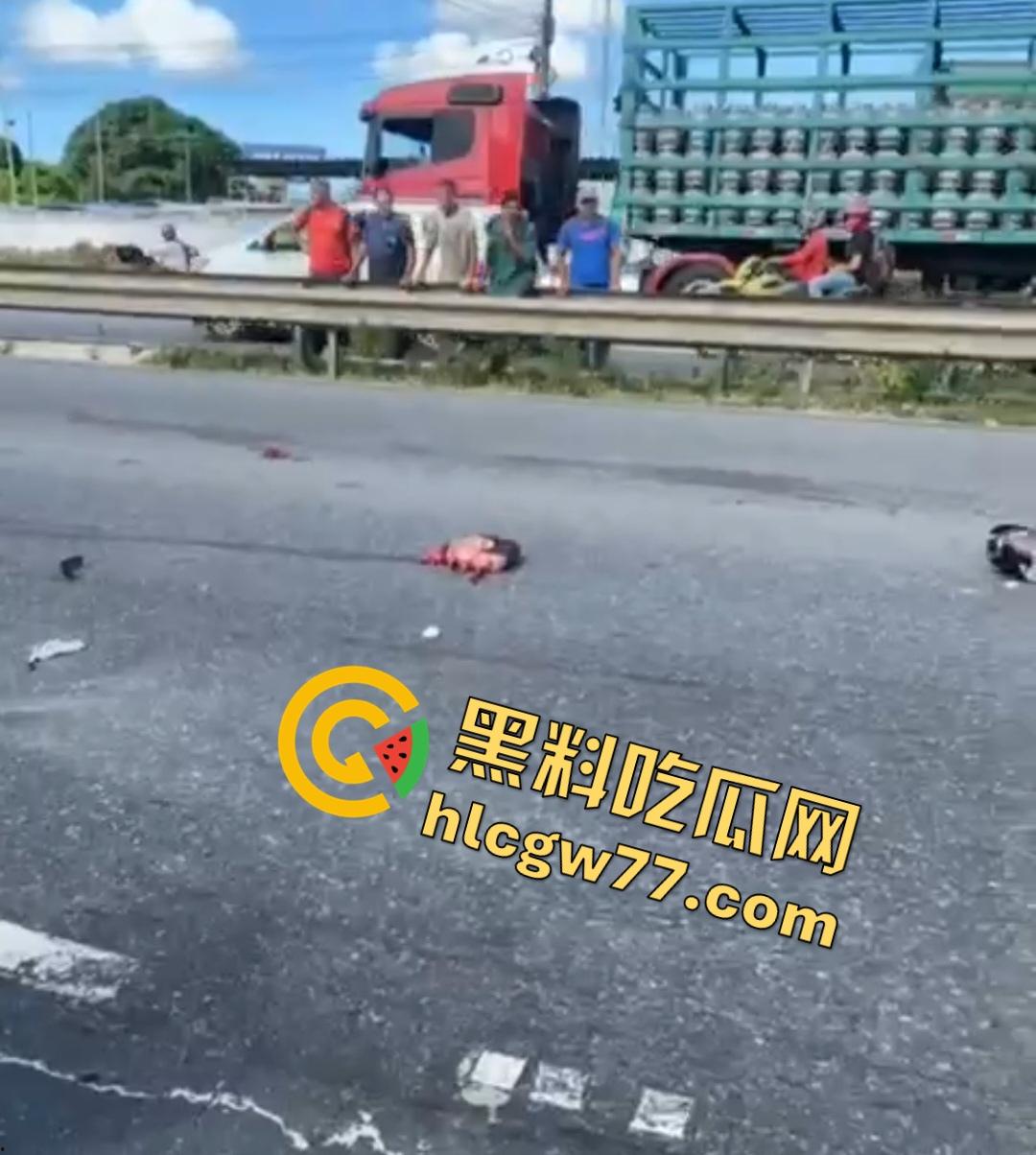 巴西若昂佩索阿摩托车手脸撕裂头断身碎!血腥车祸脸直接撕裂开,路人还想上去捡肾脏!-3