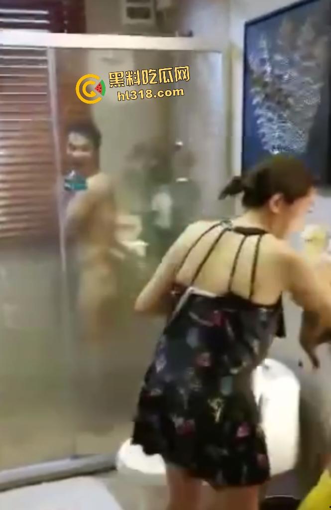 老熟女酒店集体去浴室调戏男性朋友,强拉浴室门看光,还疯狂嘲笑鸡鸡太小没欲望!-2