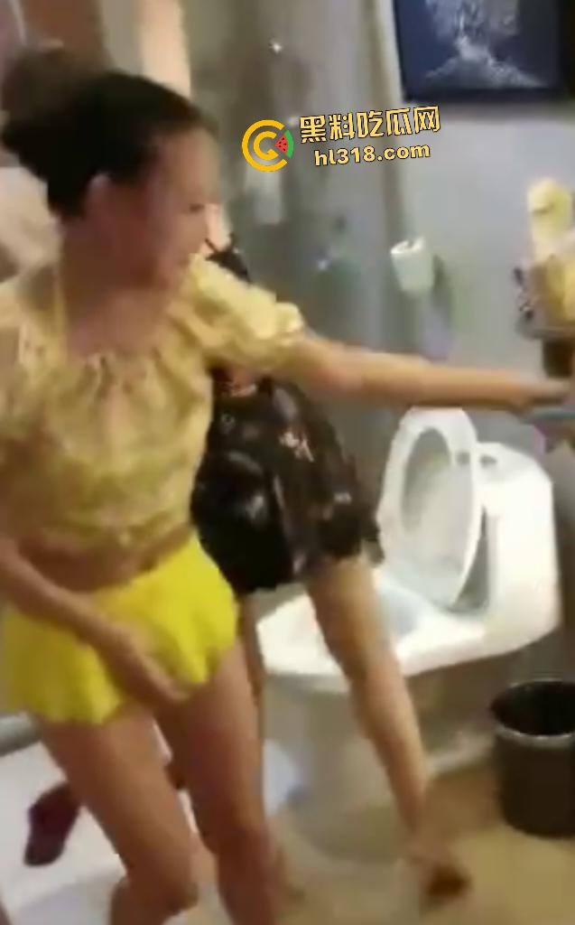 老熟女酒店集体去浴室调戏男性朋友,强拉浴室门看光,还疯狂嘲笑鸡鸡太小没欲望!-3