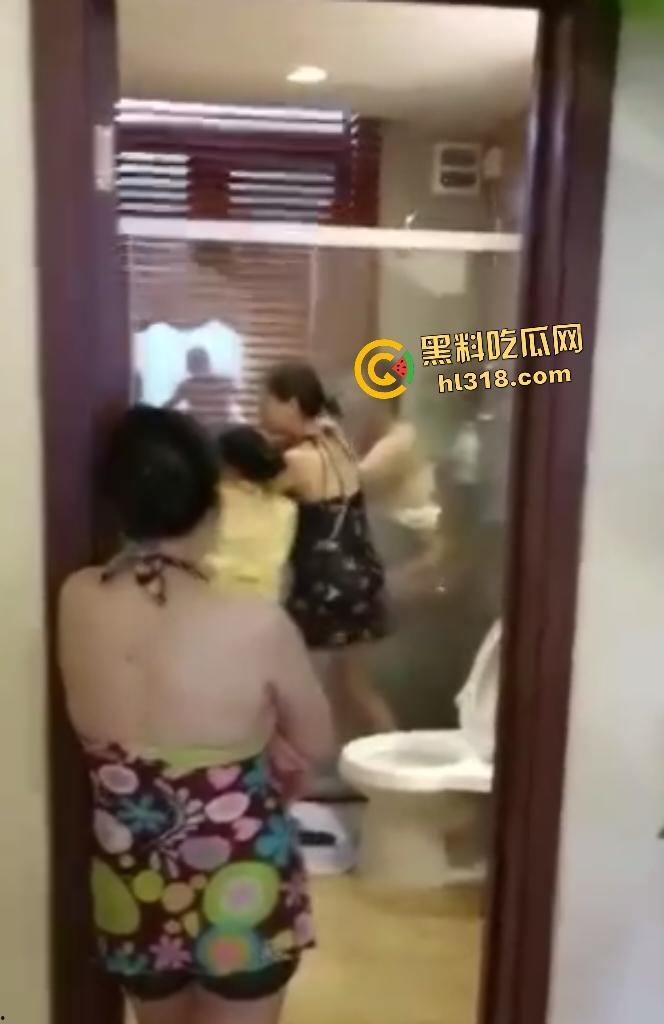 老熟女酒店集体去浴室调戏男性朋友,强拉浴室门看光,还疯狂嘲笑鸡鸡太小没欲望!-5