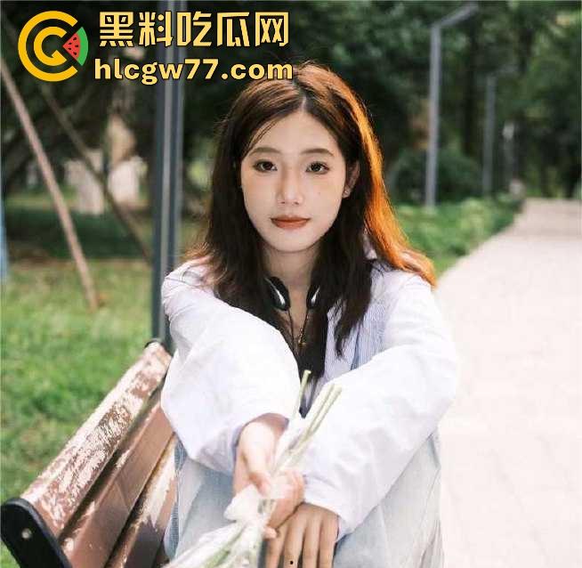 真实勾搭有男友的大二学妹 吃宵夜喝完趁着酒微醺后带回酒店跟兄弟玩3P 没想到学妹会这么配合！