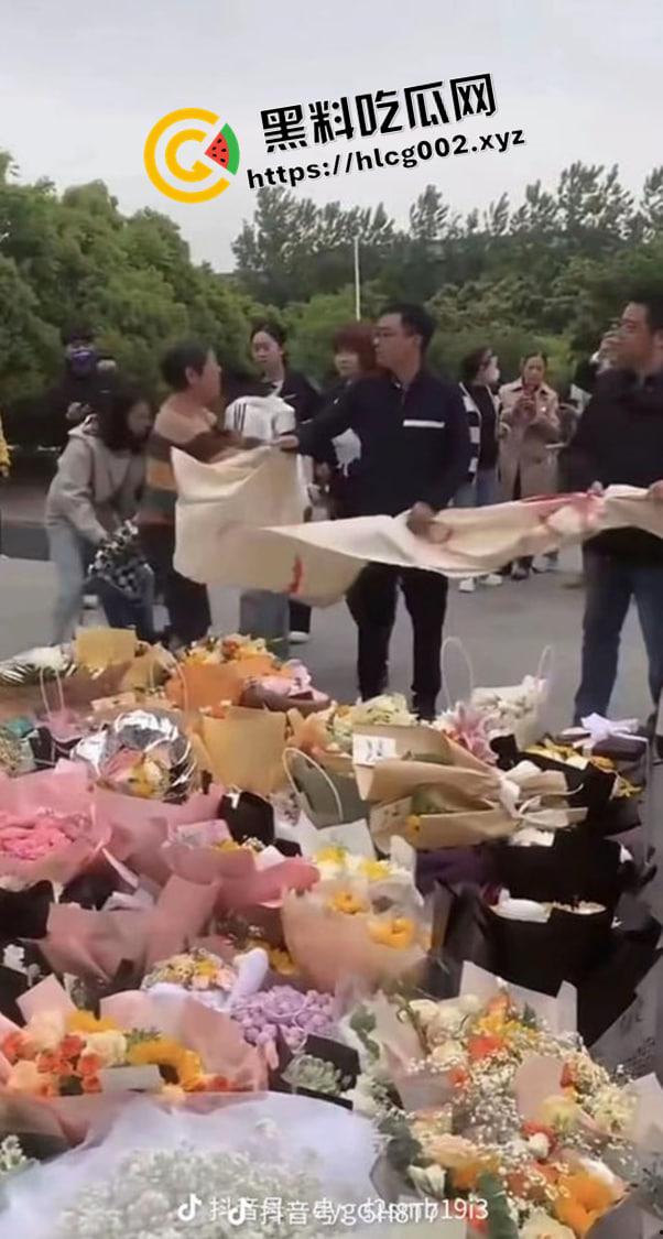 南通大巴车祸事件后续!官方通告隐瞒死亡事实 孩子父母被隐瞒孩子死亡消息 特警维稳不准送花 三观震碎的后续处理-11