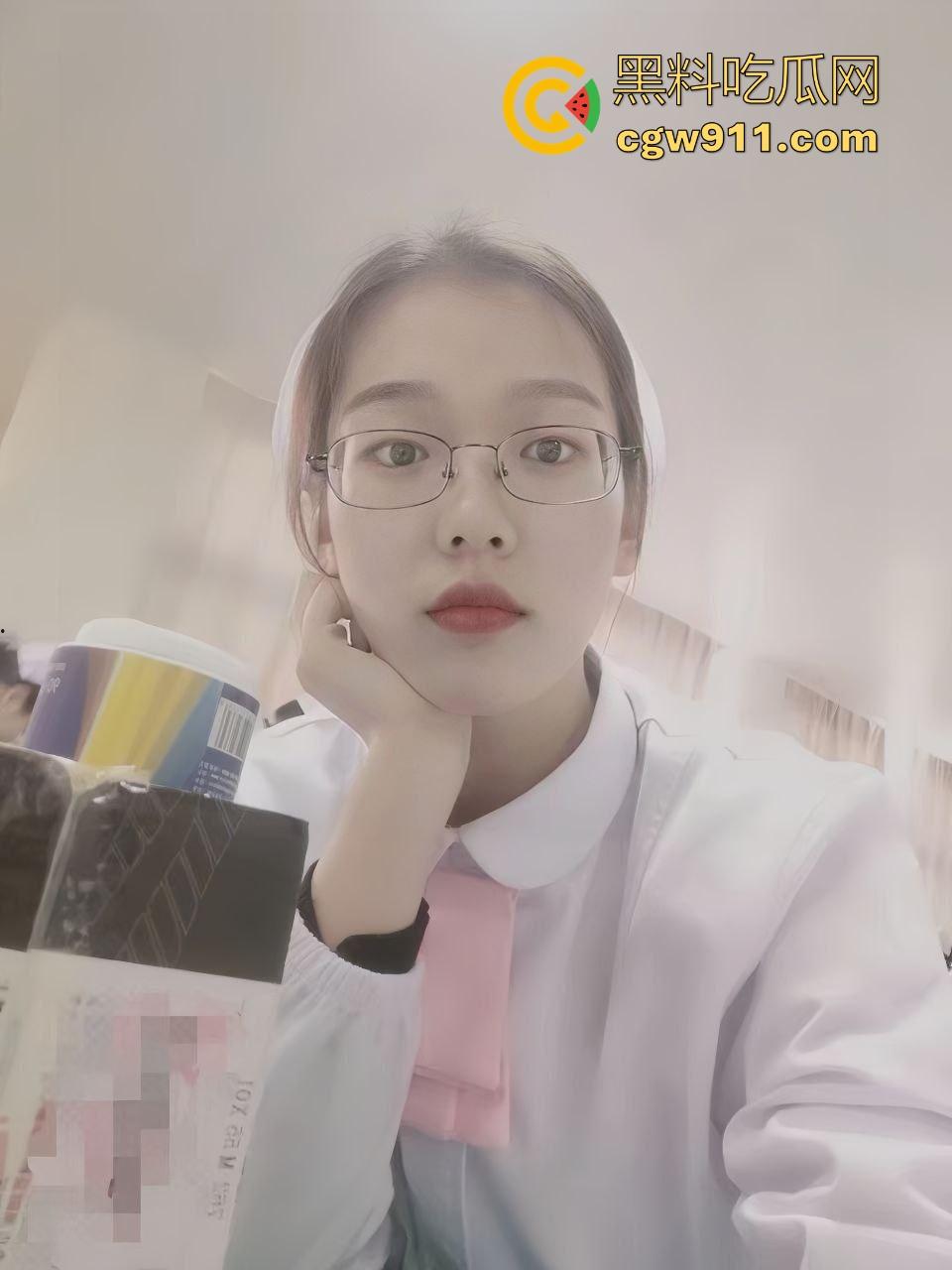 成都第一人民医院反差眼镜妹成功拿下,欲望强烈多次约炮,护士服下藏着母狗的灵魂,极致反差淫荡,淫叫不断!-2