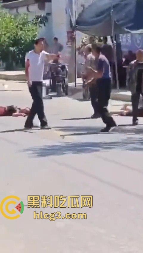 老年白起大街上互砍，镰刀攻击的场面令人震惊！梦回宇将军