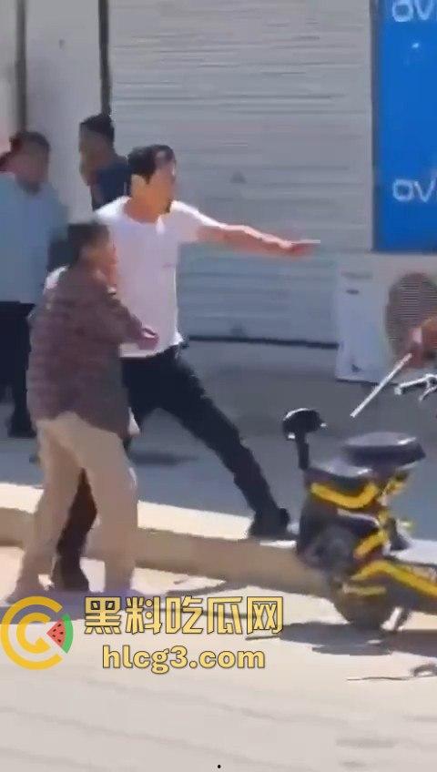老年白起大街上互砍，镰刀攻击的场面令人震惊！梦回宇将军-4