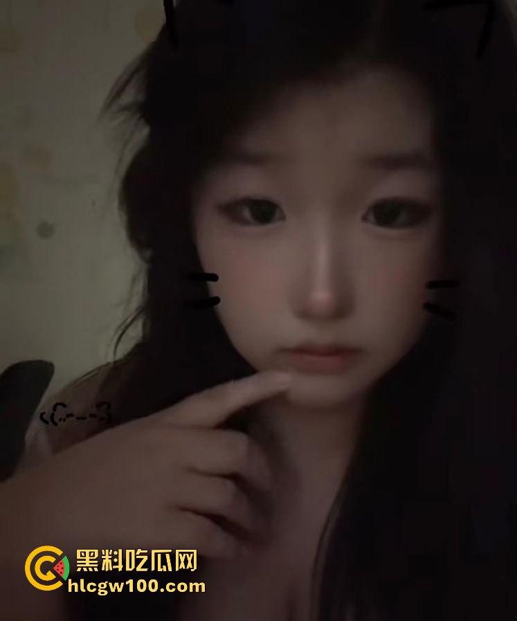 河南商丘职业技术学院【刘鑫雨】视频泄密,童颜巨乳反差嫩妹自摸曝光,清纯脸蛋骚浪动作,这颜值身材真想来一发!-1