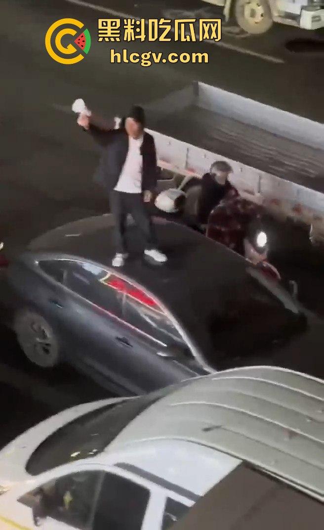 义乌惊现纯爱战士大闹街头！从福建狂奔而来，只为站车顶用喇叭当街告白分手女友！-5