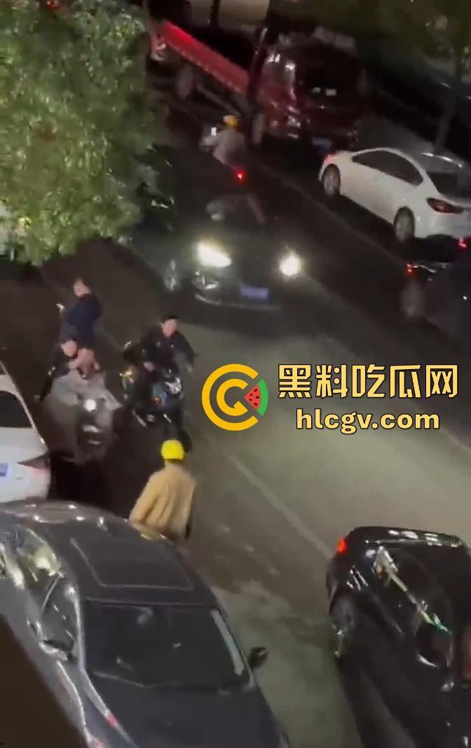 义乌惊现纯爱战士大闹街头！从福建狂奔而来，只为站车顶用喇叭当街告白分手女友！-7