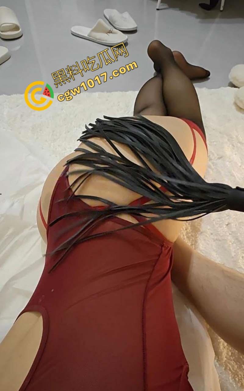 海角大神【野兽绅士】销魂驯兽:将姐姐调教成性奴,背骑遛弯,舔足湿滑,狗叫销魂!-8