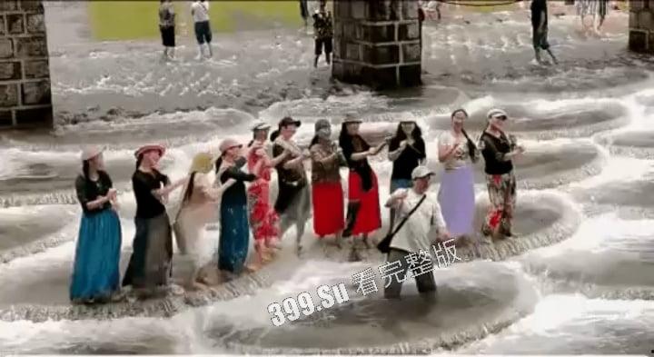 四川雅安陇西河鱼鳞坝,11位退休大妈衣着靓丽开心的在河坝边上载歌载舞 下一秒涨水带走七位,天人永隔!-4