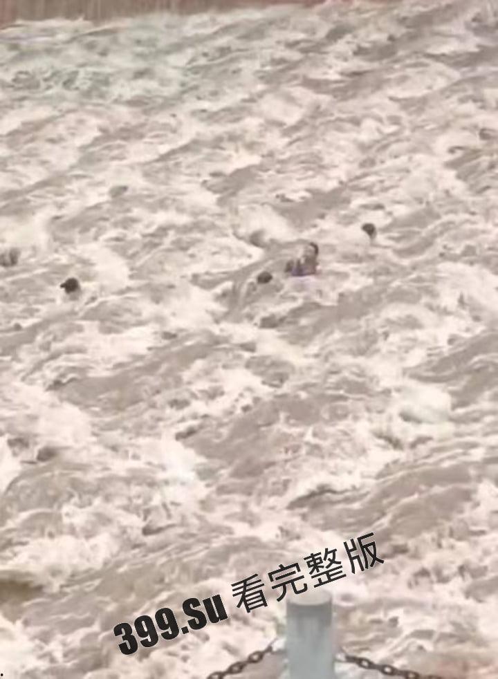 四川雅安陇西河鱼鳞坝,11位退休大妈衣着靓丽开心的在河坝边上载歌载舞 下一秒涨水带走七位,天人永隔!-5