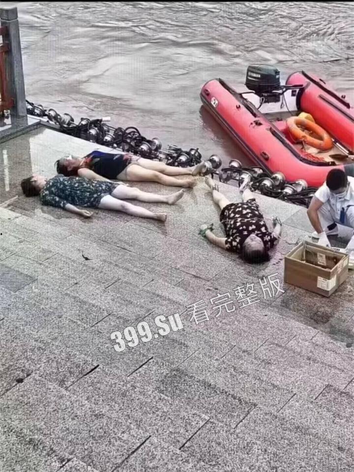 四川雅安陇西河鱼鳞坝,11位退休大妈衣着靓丽开心的在河坝边上载歌载舞 下一秒涨水带走七位,天人永隔!-6