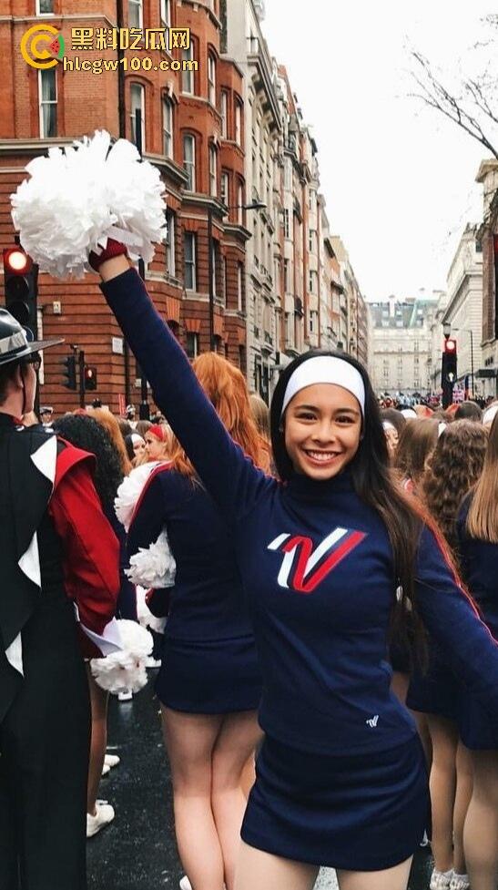 美国大学妖娆拉拉队长【Buhnny】母狗本性曝光，暴力深喉视频泄密，颜值担当竟成大鸡巴玩物！