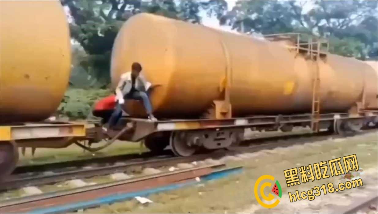 印度阿三搭顺风车，跳车时失误滑下轨道，同伴都没发现，回头身体已是两段 ！