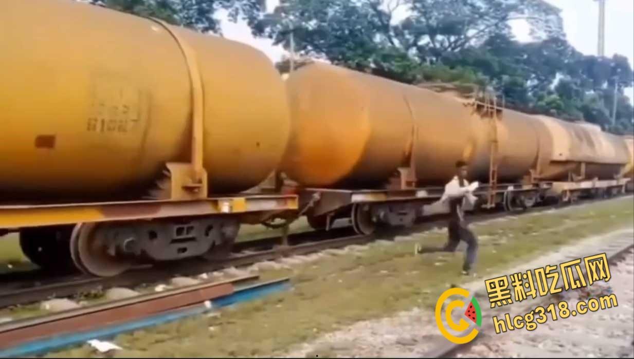 印度阿三搭顺风车,跳车时失误滑下轨道,同伴都没发现,回头身体已是两段 !-2