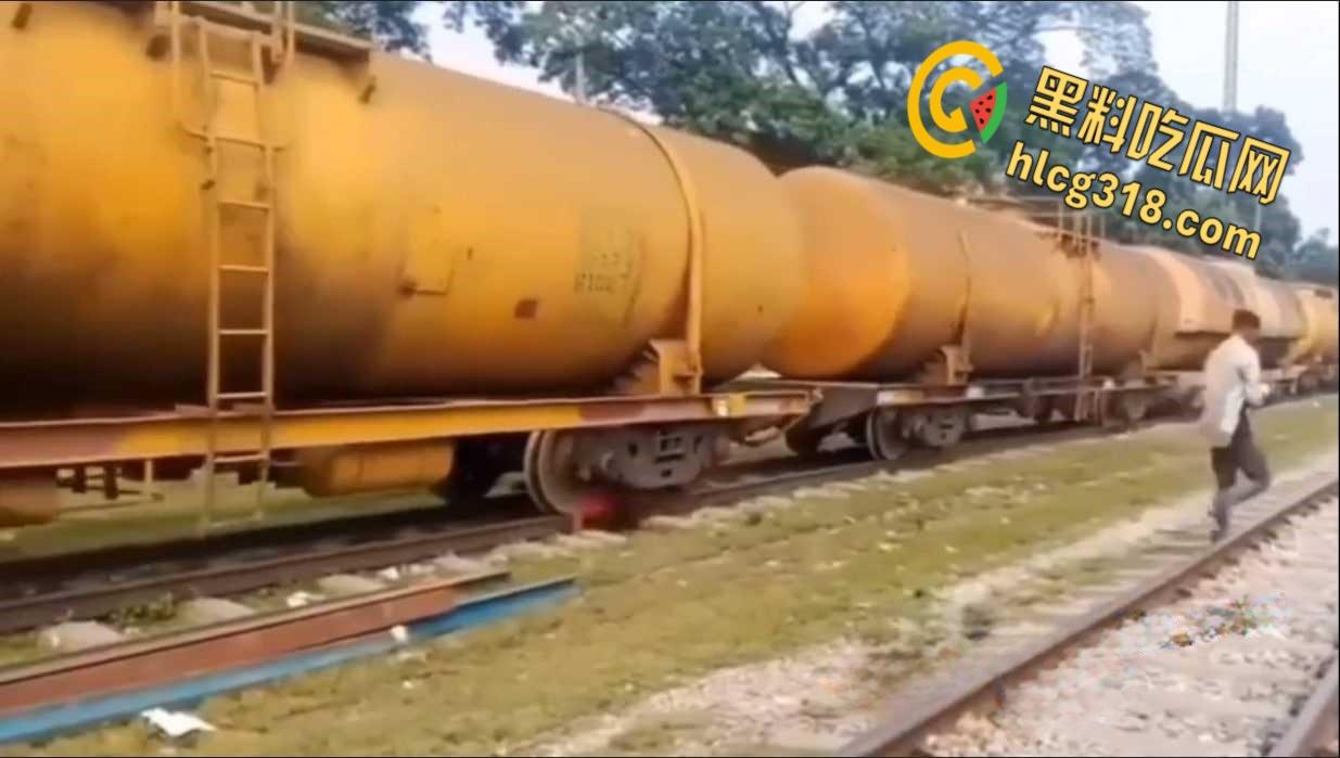 印度阿三搭顺风车,跳车时失误滑下轨道,同伴都没发现,回头身体已是两段 !-3