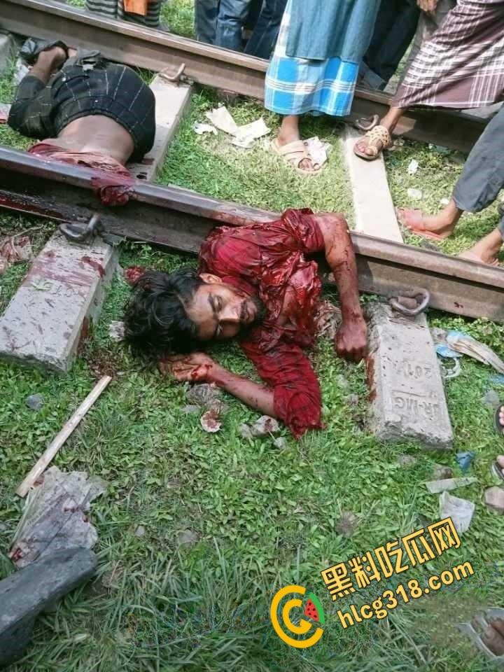 印度阿三搭顺风车,跳车时失误滑下轨道,同伴都没发现,回头身体已是两段 !-7