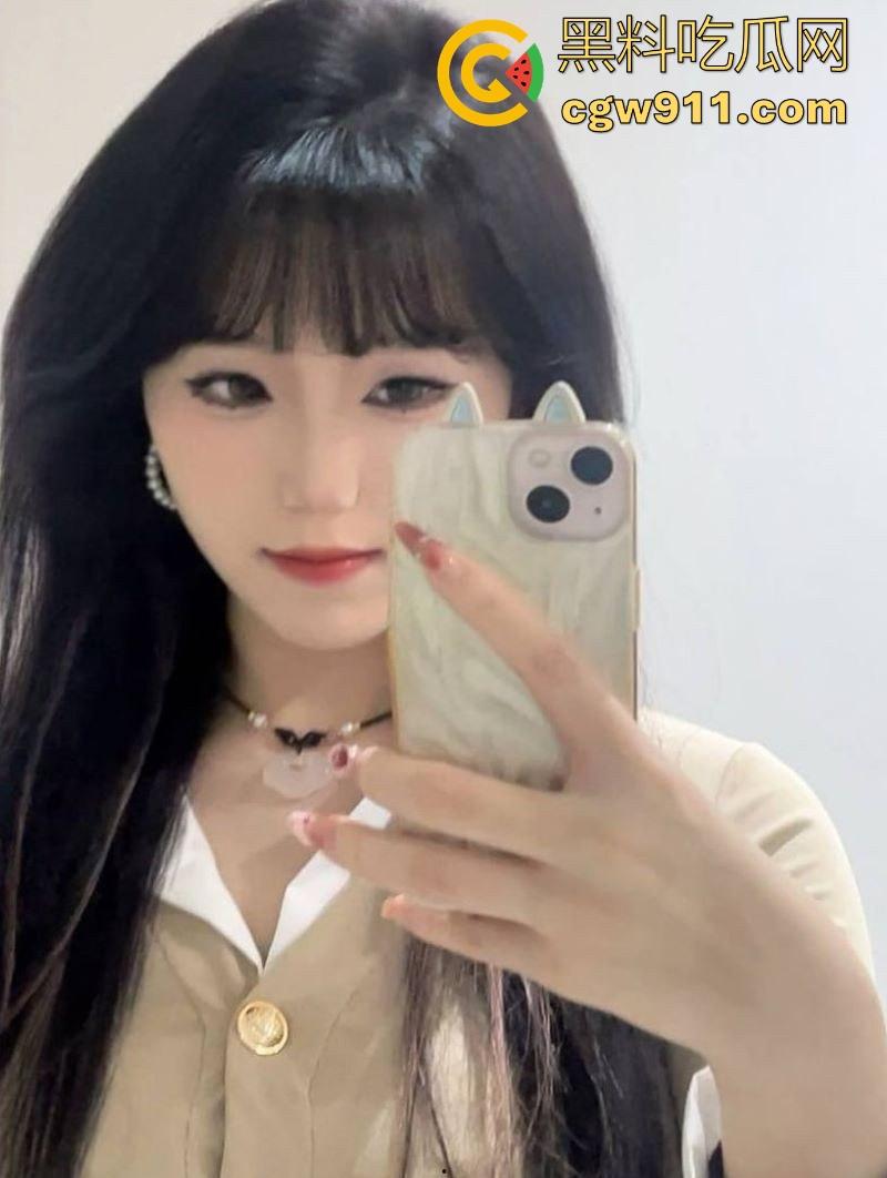 骚逼大嫂的饭后水果，火龙果涂抹鸡巴，嫂子狂舔大屌，骑乘舔奶猛操，狠狠内射塞满骚逼！