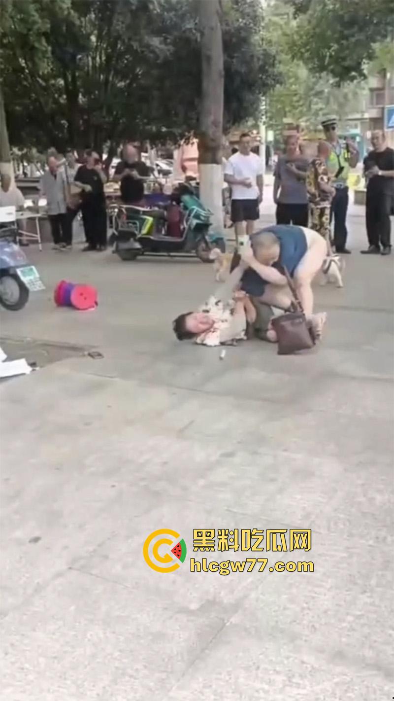 广场舞大爷耍流氓 背着老伴操大娘 气得大娘当街撕逼 给大爷都扒光了