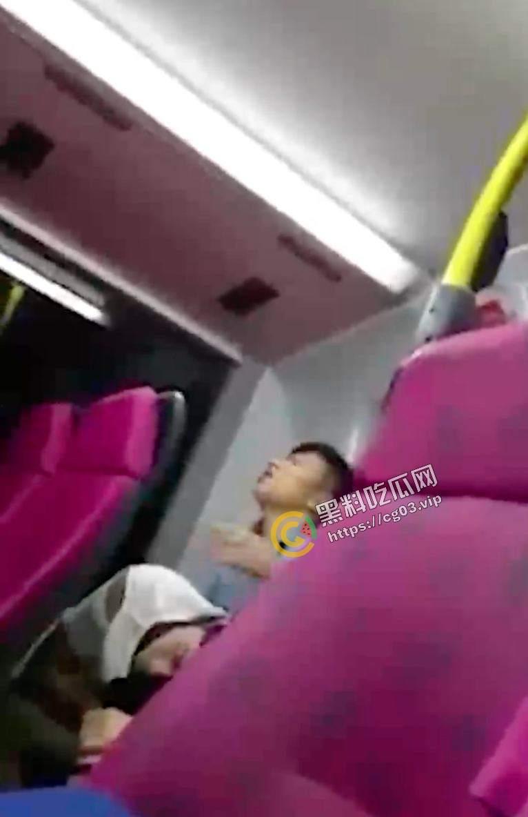 情侣高铁上面直接开扣 扣完还不忘记闻一下 滂臭!-1