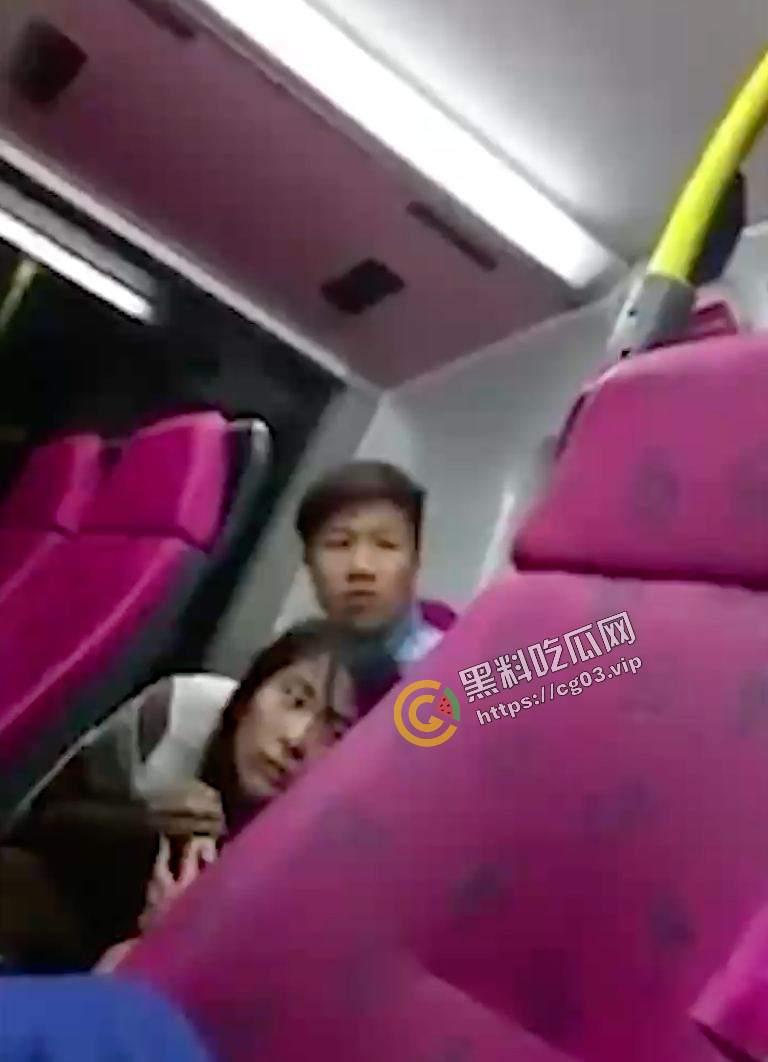情侣高铁上面直接开扣 扣完还不忘记闻一下 滂臭!-2