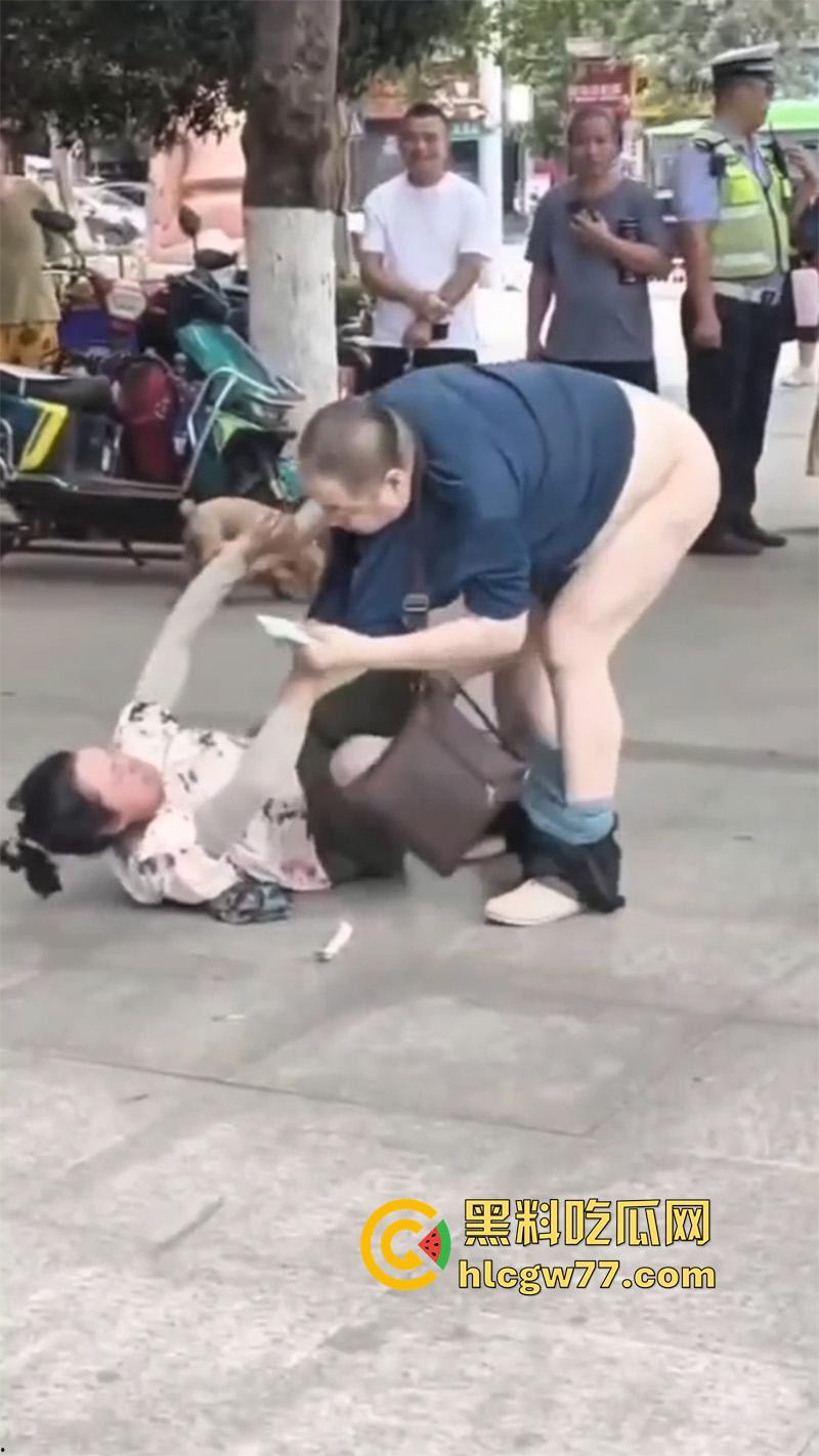 广场舞大爷耍流氓 背着老伴操大娘 气得大娘当街撕逼 给大爷都扒光了-7