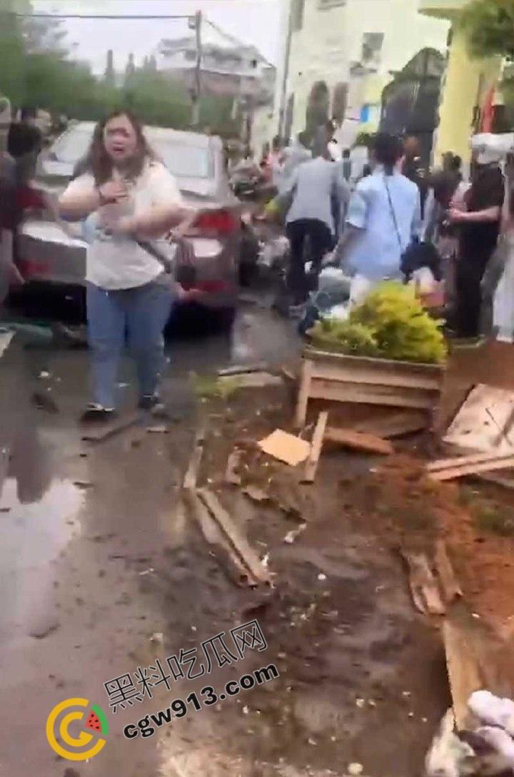 浙江金华苏孟小学门口恐怖一幕:车辆横冲直撞,血肉模糊,众亲痛哭!心狠手辣的司机是报复社会还是另有隐情?-4