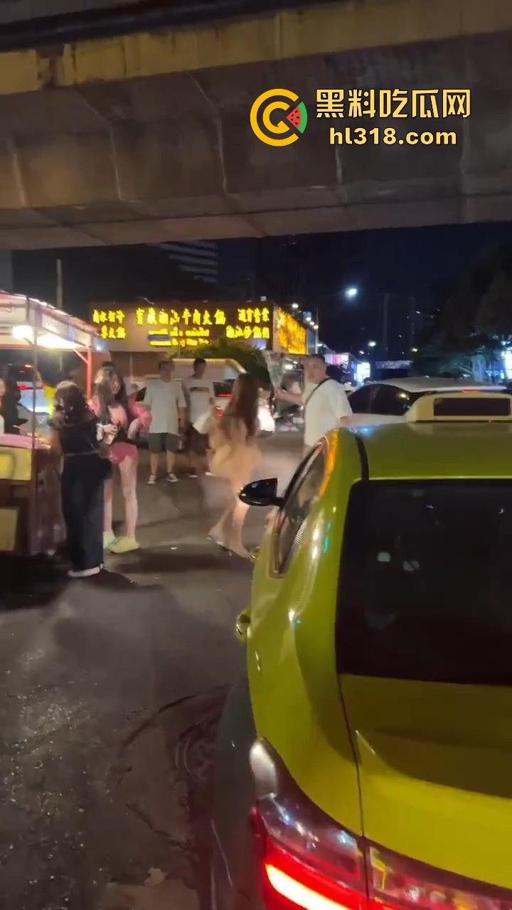 泰国妙龄小仙女发现自己的窝瓜王和女人搭话，吃醋直接暴走，深夜的街头相互殴打，集美的白色丁字裤都出来了！