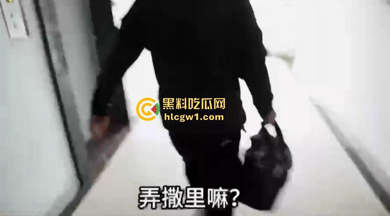 汉中市开锁师傅开门无辜撞见绿油油现场，绿帽现场捉奸，奸夫淫妇正骑马大战，老婆慌得连B都夹紧了！