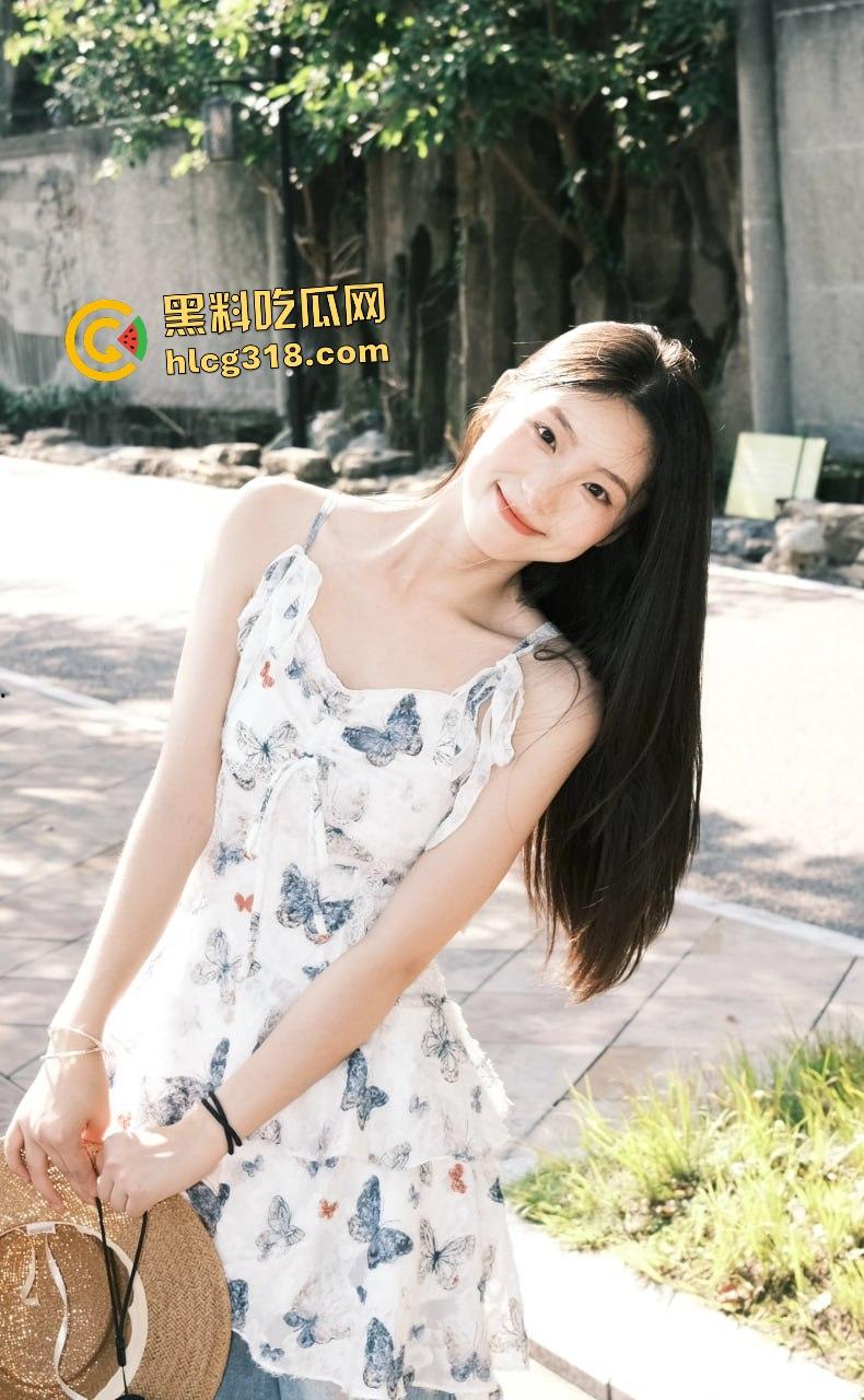 老公携娇妻找单男3P!单男洗完澡冲虎穴把娇妻干瘫软,老公还在门后偷拍,这绿帽也有特殊癖好啊!-1