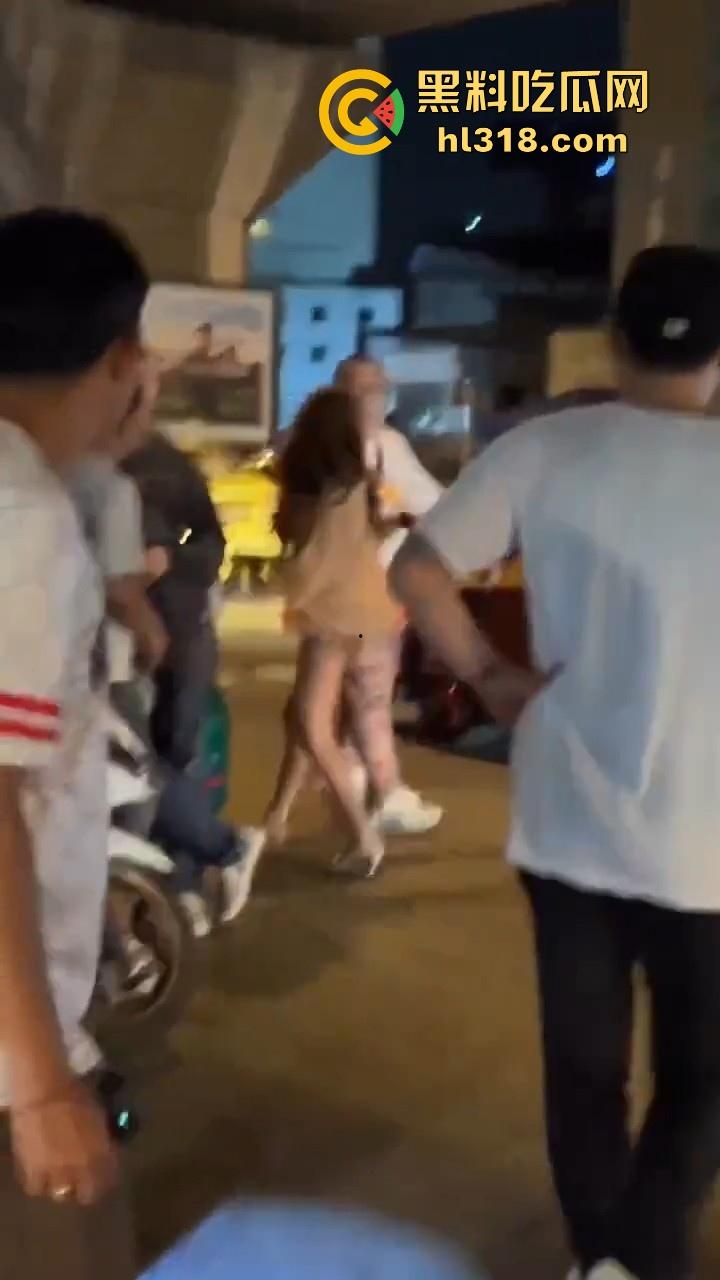 泰国妙龄小仙女发现自己的窝瓜王和女人搭话，吃醋直接暴走，深夜的街头相互殴打，集美的白色丁字裤都出来了！-6