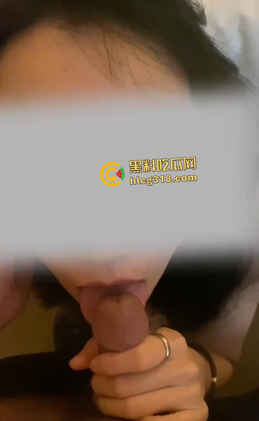 老公携娇妻找单男3P!单男洗完澡冲虎穴把娇妻干瘫软,老公还在门后偷拍,这绿帽也有特殊癖好啊!-3