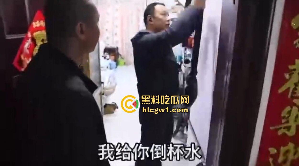 汉中市开锁师傅开门无辜撞见绿油油现场,绿帽现场捉奸,奸夫淫妇正骑马大战,老婆慌得连B都夹紧了!-5