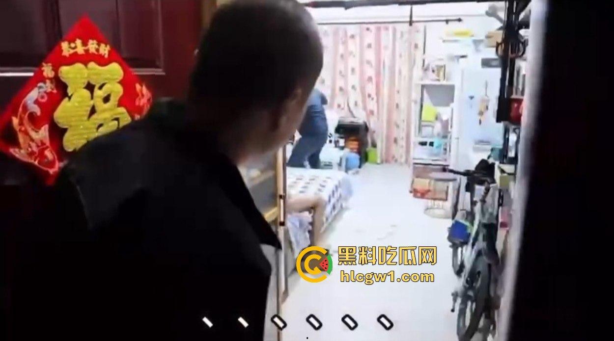 汉中市开锁师傅开门无辜撞见绿油油现场,绿帽现场捉奸,奸夫淫妇正骑马大战,老婆慌得连B都夹紧了!-7