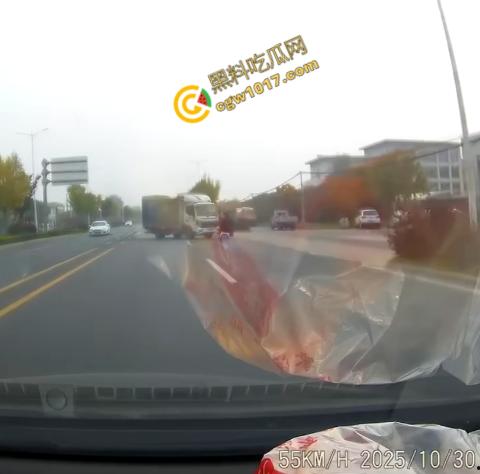 广西南宁车祸现场:鬼火少年私自改装9号电动车,速度太快操作不当直撞大货车,血溅当场!-3