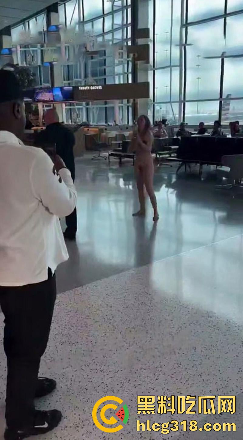 美国大奶美女自称维也纳女神,在德克萨塞州机场,当众全裸狂奔,保安拼命也拦不住,好像去拦一下啊!-2